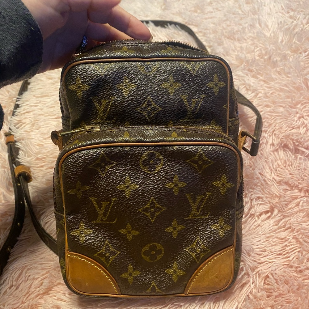 Authentic Louis Vuitton vintage crossbody .